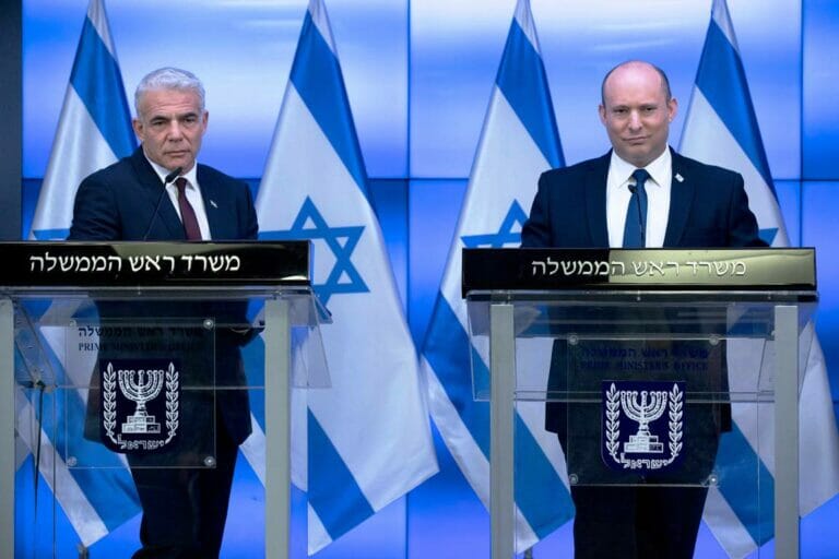 Israels Außenminister Lapid und Premier Bennett warnen vor dem schlechten Deal, der bei den Atomverhandlungen in Wien herauszukommen droht. (© imago images/UPI Photo)