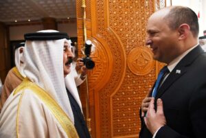 Historisches Zusammentreffen: Der König von Bahrain Hamad bin Isa Al-Khalifa und der israelische Premier Naftali Bennett. (© imago images/ZUMA Wire)