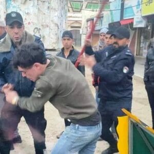 Hamas-Polizisten schlagen in Gaza auf einen Straßenhändler ein. (Quelle: Twitter)