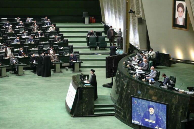 Überraschend mischte sich das iranische Parlement in die Verhandlungen über das Atomabkommen in Wien ein. (© imago images/ZUMA Wire)