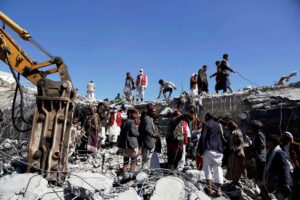 Sucharbeiten in den Ruinen eines Hauses im Jemen, das von saudischen Luftangriff zerstört wurde. (© imago images/Xinhua)