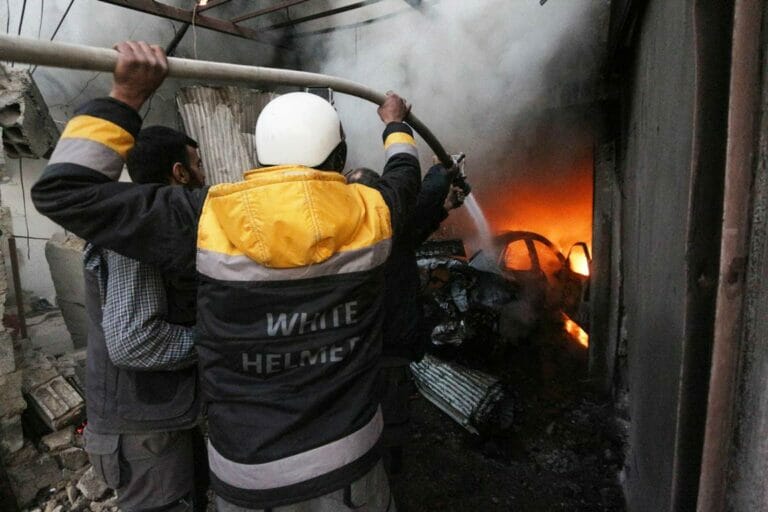 Jahrelang von Russland als »islamistische Terroristen« diffamiert: Helfer der White Helmets in Syrien. (© <a href="http://www.imago-images.de">imago images</a>/ZUMA Wire)