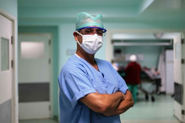 Arzt in einem Krankenhaus in Izmir/Türkei. (© imago images/GocherImagery)
