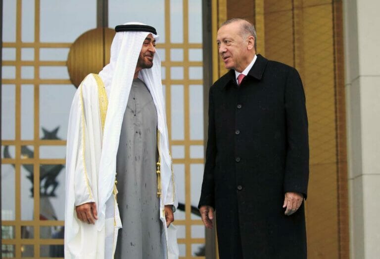 Symbolbild der Annäherung zwischen den Emiraten und der Türkei: Kronprinz Mohammed bin Zayed und Präsident Erdogan in Ankara im November 2021. (© <a href="http://www.imago-images.de">imago images</a>/Xinhua)