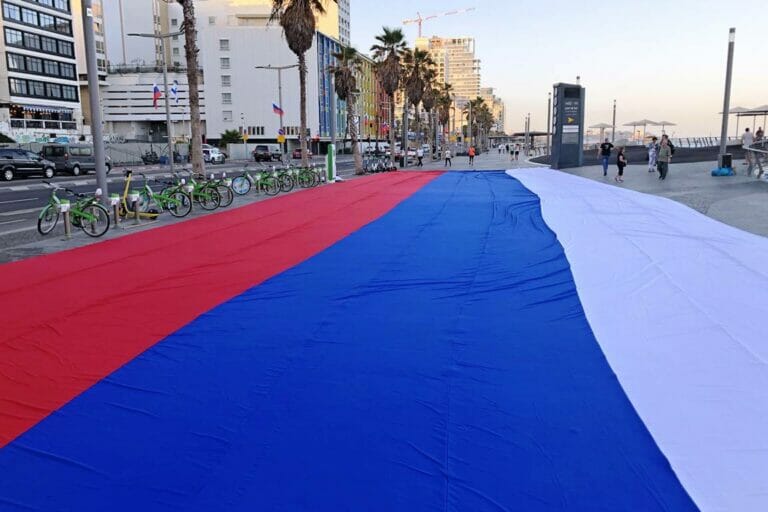 Russische Fahne auf der Strandpromenade von Tel Aviv anlässlich des Russland-Tages. Die Reaktionen auf den Ukraine-Krieg sind und russischsprachigen Israelis gespalten. (© imago images/ITAR-TASS)