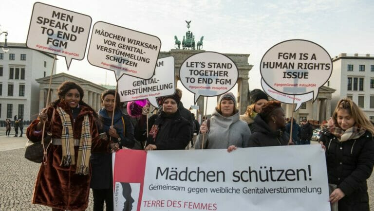 Demonstration gegen weibliche Genitalverstümmelung in Berlin