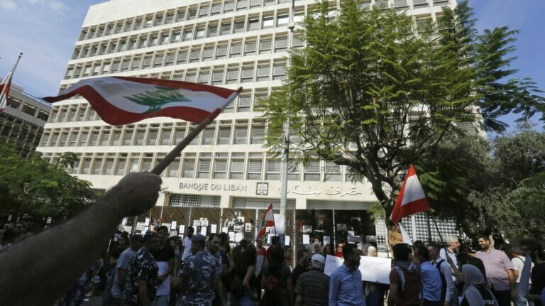 Demonstranten vor der libanesischen Zentralbank in Beirut