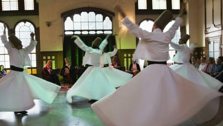 Tanzende Derwische bei einer Sufi-Versammlung