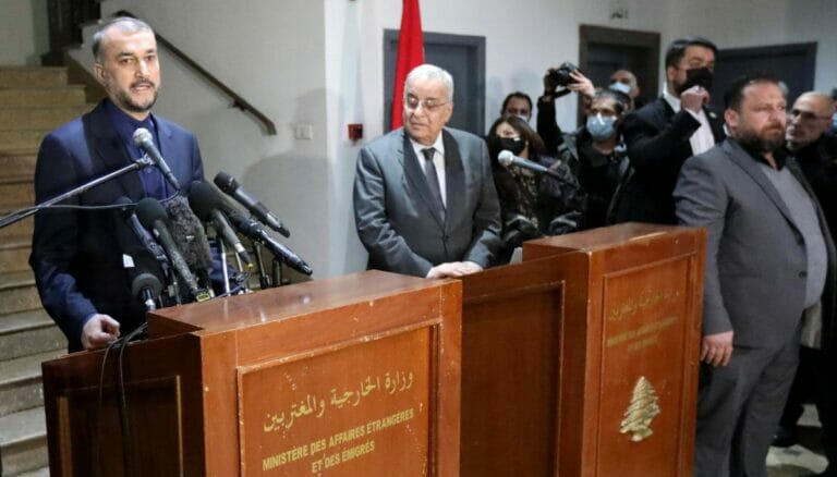 Irans Außenminister Abdollahian (li.) bei einer Presskonference mit seinem libaneischen Amtskollegeen Bou Habib
