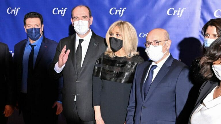 Der französische Premierminister Castex (2. v. li.) vertrat Präsident Macron beim jährlichen CRIF-Dinner