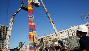 Arbeiter errichten einen Lego-Turm auf dem Rabin-Platz in Tel Aviv