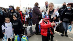 Einwanderer aus der Ukraine kommen auf dem Flughafen in Tel Aviv an
