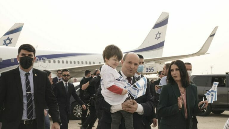 Flüchtlinge aus der Ukraine kommen am Ben-Gurion-Flughafen in Israel an