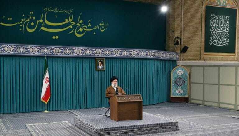 Ali Khamenei bei seiner am 1. März im iranischen TV ausgestrahlten Rede