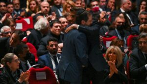 Frankreichs Präsident Macron und sein israelischer Amstkollege Herzog bei der Gedenkfeier