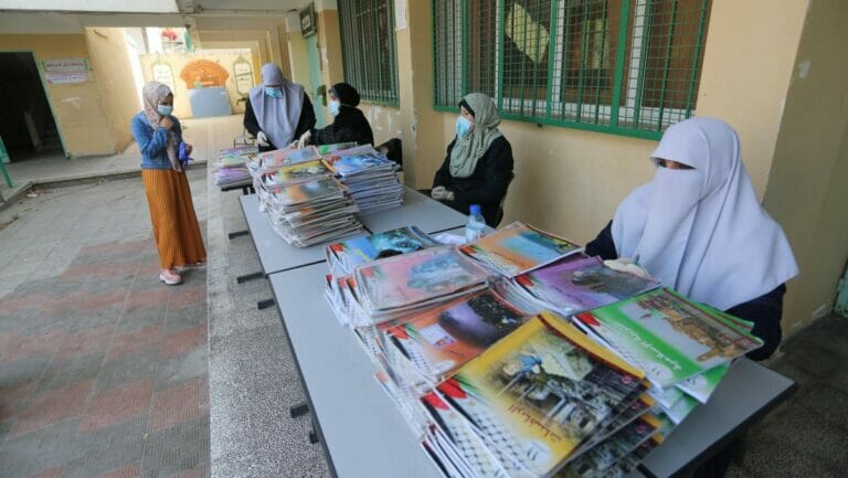 Ausgabe der Lehrbücher an palästinensische Schülerinnen