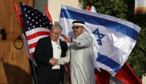 Israels Außenminister Lapid begrüßt seinen bahrainischen Amtskollegen Abdullatif bin Rashid zur Konferenz in Sde Boker