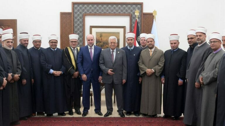 Mahmoud Al-Habbash (mitte li.) mit den Präsidenten der Palästinensischen Autonomiebehörde Mahmud Abbas