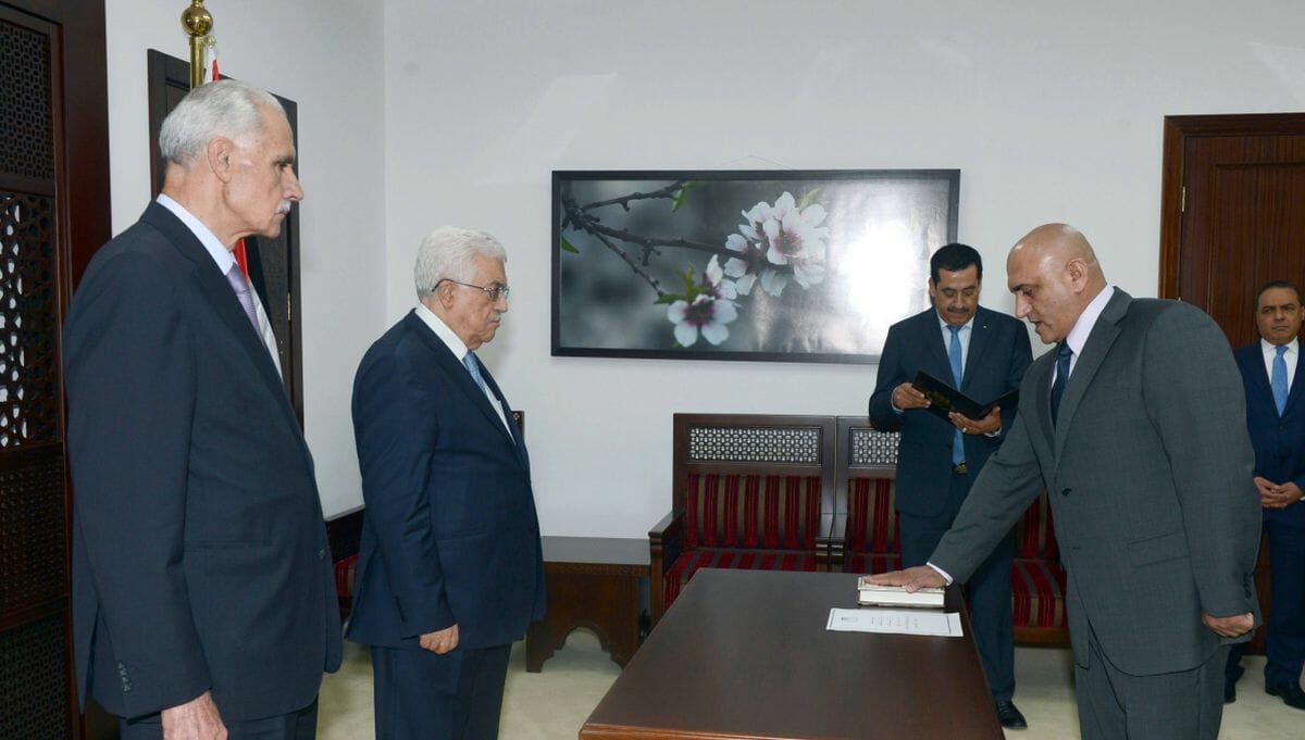 Akram Rajoub wird von Mahmud Abbas zum Gouverneur vereidigt