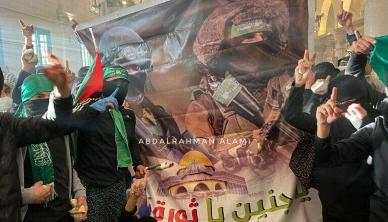 Hamas-Anhänger posieren während der Ausschreitungen in der Al-Aqsa-Moschee
