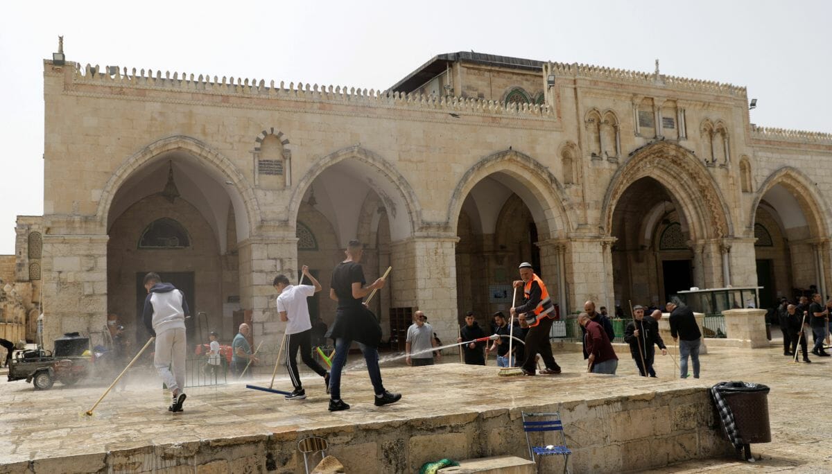 Gläubige räumen nach den Ausschreitungen palästinensischer Randalierer vor der Al-Aqsa-Moschee auf