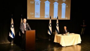 Israels Verteidigungsminister Gantz und Außenminister Lapid bei ihrem Breifing für 80 ausländische Botschafter am 6. April