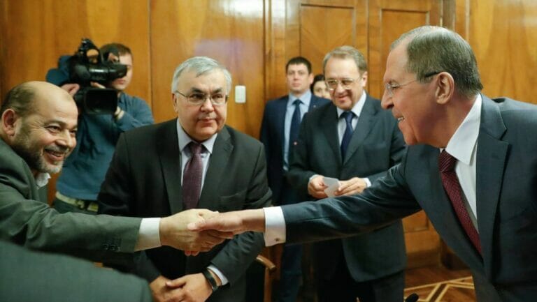 Hamas-Funktionär Mousa Abu Marzouk (re.) mit dem russischen Außenminister Sergei Lavrov (li.)