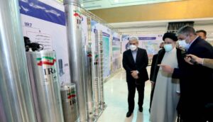 Irans Präsident Raisi lässt sich am 16. Nationalen Tag der Nukleartechnologie Uranzentrifugen zeigen