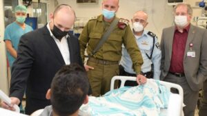 Israels Premierminister Bennett besucht bei dem Antiterror-einsatz verwundeten Soldaten