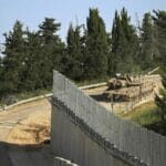 Ein israelischer Panzer patoulliert an der Grenze zum Libanon