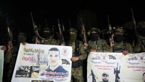 Mitglieder der Al-Aqsa-Märtyrer-Brigaden der Fatah feiern den Tel Aviver Attentäter Raad Hazem