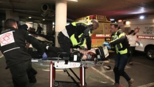 Verletzte der Terroranaschlags in Tel Aviv werden ins Ichilov-spital eingeliefert