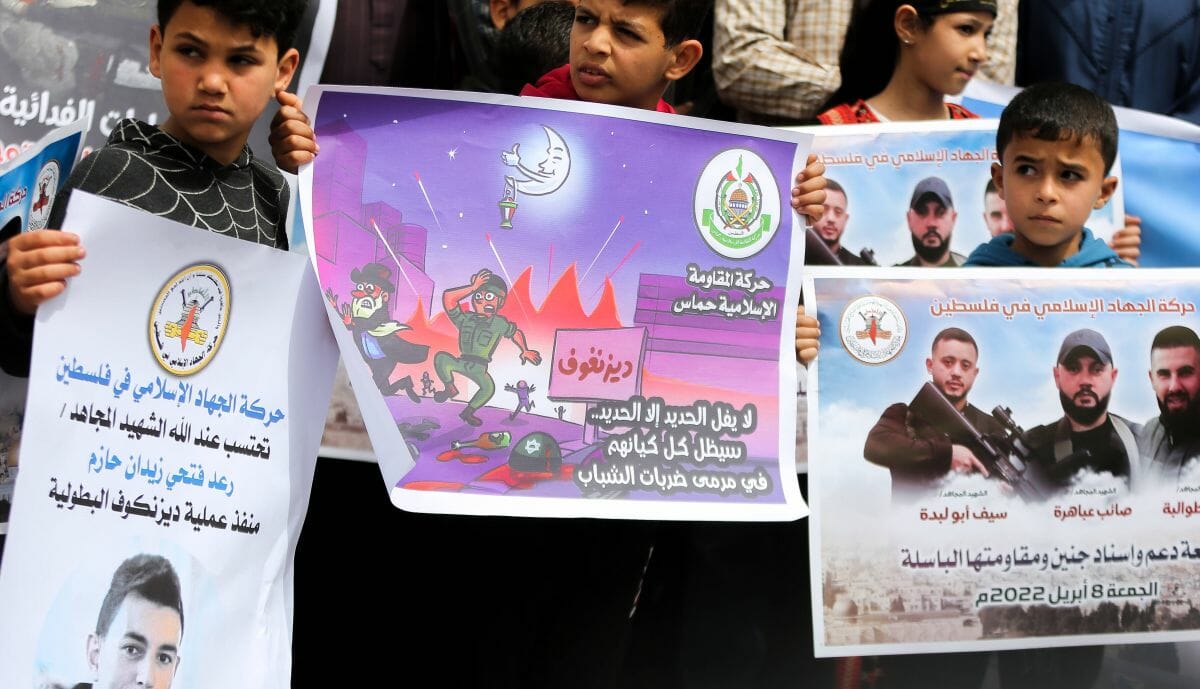 Palästinensiche Kinde rin Khan younis feiern die Terroranschläge in Israel