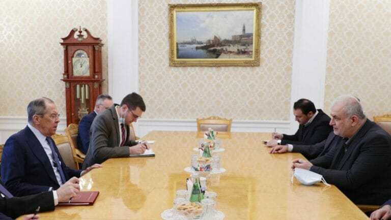 Vorsitzender des Hisbollah-Parlamentsblocks, Mohemmed Raad (re.), mit Russlands Außenminister Sergei Lawrow (li.)