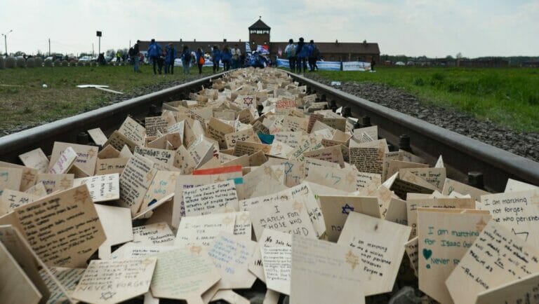Der Marsch der Lebenden in Auschwitz-Birkenau