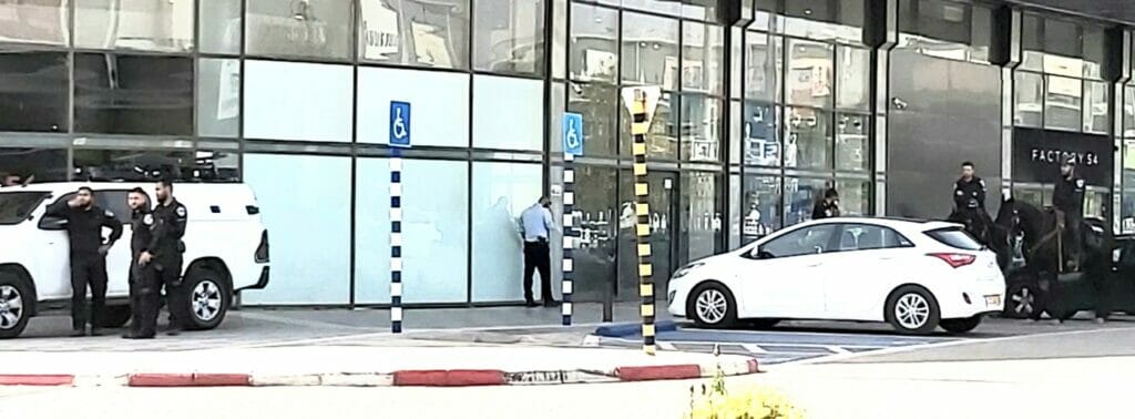 Der Ort des Attentats in Beer Sheva zwei Wochen später: Viel Sicherheitspräsenz in einem von Kunden großteils verwaisten Einkaufszentrum, in dem man dennoch auf jüdische und arabische Bürger trifft (Quelle: Antje C. Naujoks)