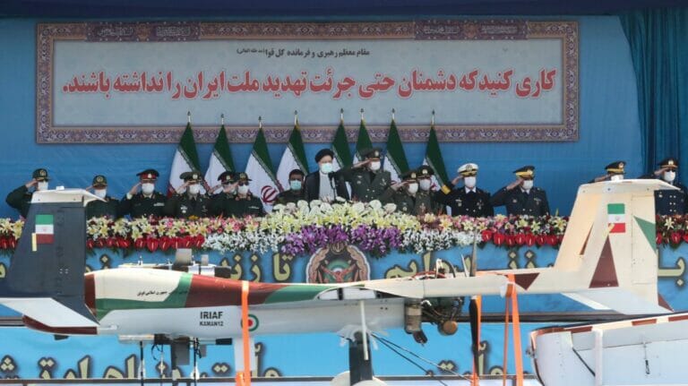 Irans Präsident Raisi nimmt die Militärparade in Teheran ab