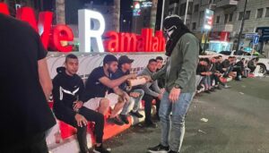 Maskierte in Ramallah verteilen Süßigkeiten zur Feier des Terrors in Tel Aviv