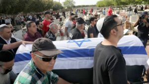 Eines der Terroropfer von Tel Aviv wird zu Grabe getragen