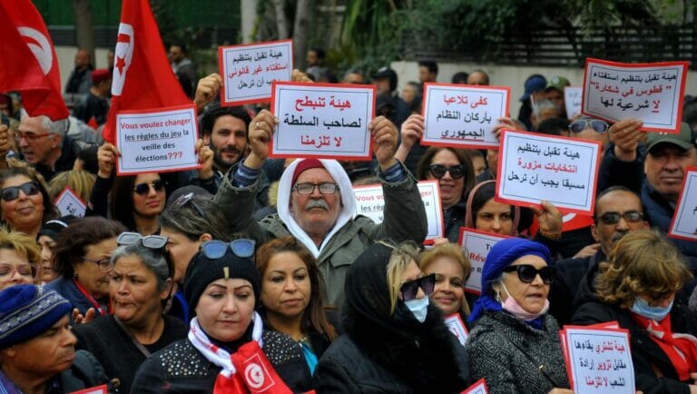 Tunesier demonstrieren vor der Unabhängigen Wahlkommission gegen die Pläne von Präsident Saied