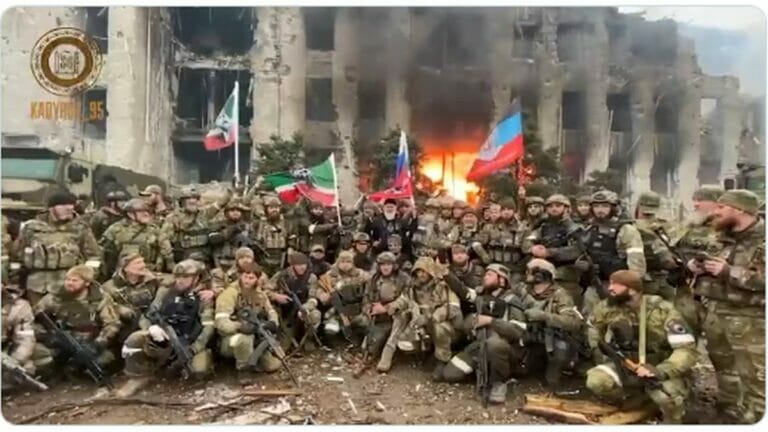 Islamistische Truppen von Ramsan Kadyrow feiern ihren "Sieg" in Mariupol