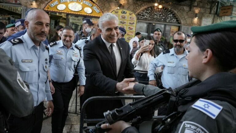 Israels Außenminister Lapid besucht Sicherheitskräfte in der Jerusalemer Altstadt