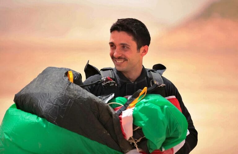 Ein Bild aus besseren Zeiten: der jordanische Ex-Kronprinz beim Fallschirmspringen 2012 (© imago images/Xinhua)
