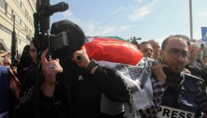 Journalist (re.), der behauptet, Israel habe die Al-Jazeera-Reporterin erschossen