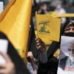 Hisbollah-anhängerin mit einem Bild des Revolutionsgarden-Kommandeurs Qassem Soleimani