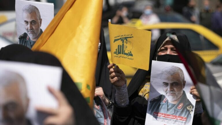 Hisbollah-anhängerin mit einem Bild des Revolutionsgarden-Kommandeurs Qassem Soleimani
