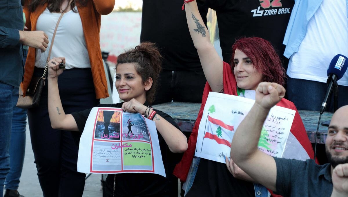 Libanesinnen feiern den einzug ihrer Kandidaten in Parlament