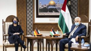 Mahmud Abbas mit der deutschen Außenministerin Annalena Baerbock