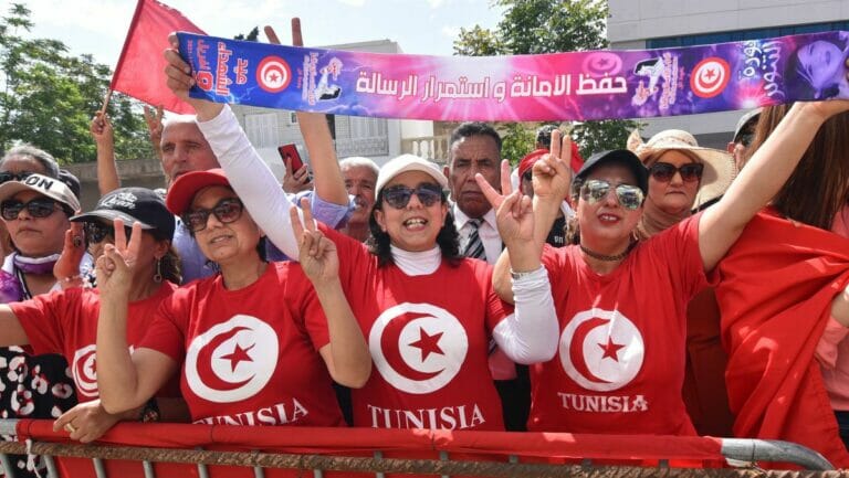 Unterstützerinnen der Freien Verfassungspartei demonstrieren gegen die Pläne des Präsidenten