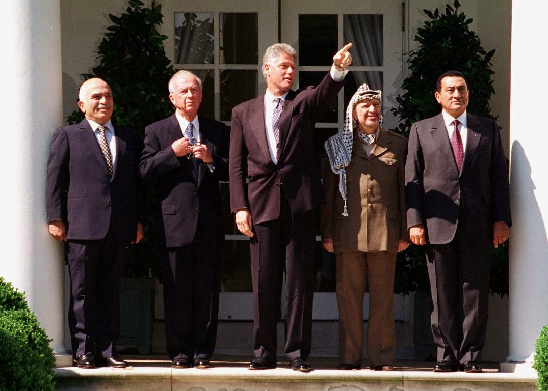 Schritt im Friedensprozess: vor der Unterzeichnung des sog. Oslo-II-Abkommens in Washington am 28. September 1995. Von links nach rechts: König Hussein von Jordanien, Israels Premier Jitzchak Rabin, US-Präsident Bill Clinton, PLO-Chef Jassir Arafat, Ägyptens Präsident Hosni Mubarak. (© imago images/MediaPunch)